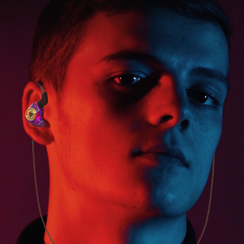 đ„In-ear hörlurar med trĂ„dstyrd subwoofer och mikrofon