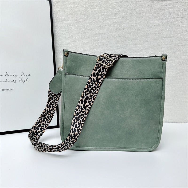 đAkselvĂ€skor i lĂ€der med fĂ€rgglada remmar