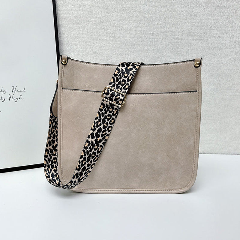 đAkselvĂ€skor i lĂ€der med fĂ€rgglada remmar