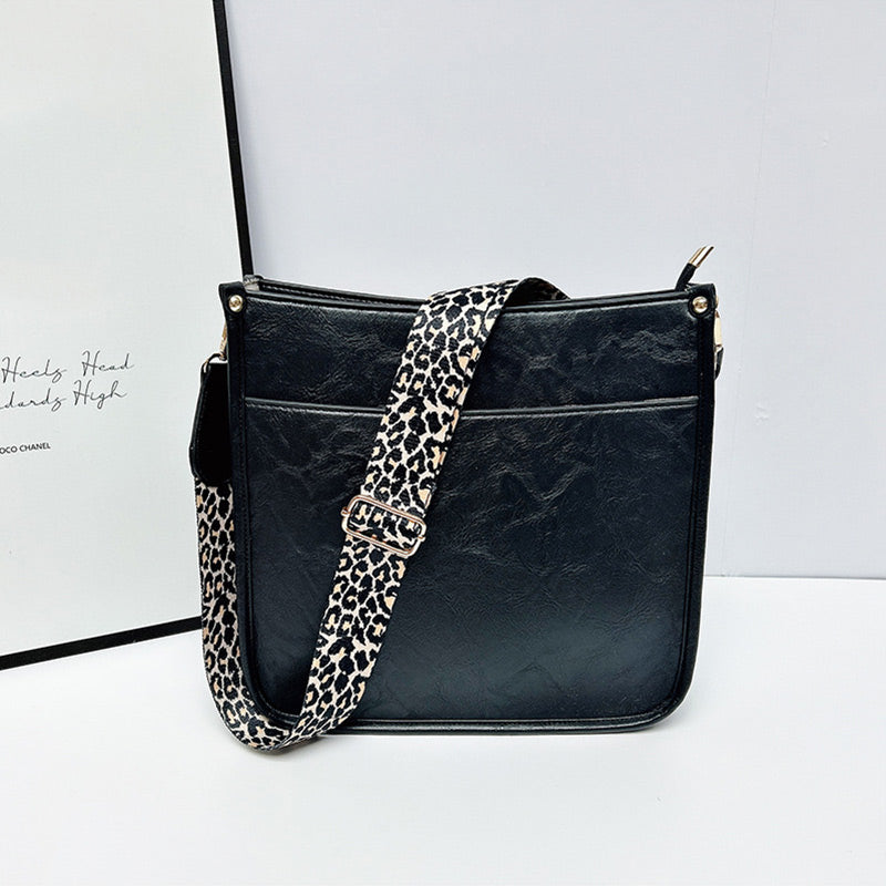 đAkselvĂ€skor i lĂ€der med fĂ€rgglada remmar